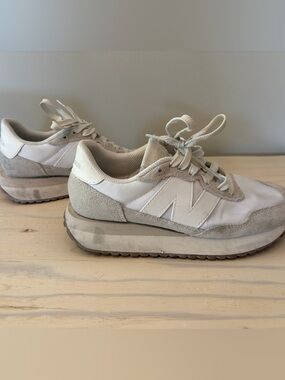 New Balance Women's White& Grey Sneakers- size 6.5